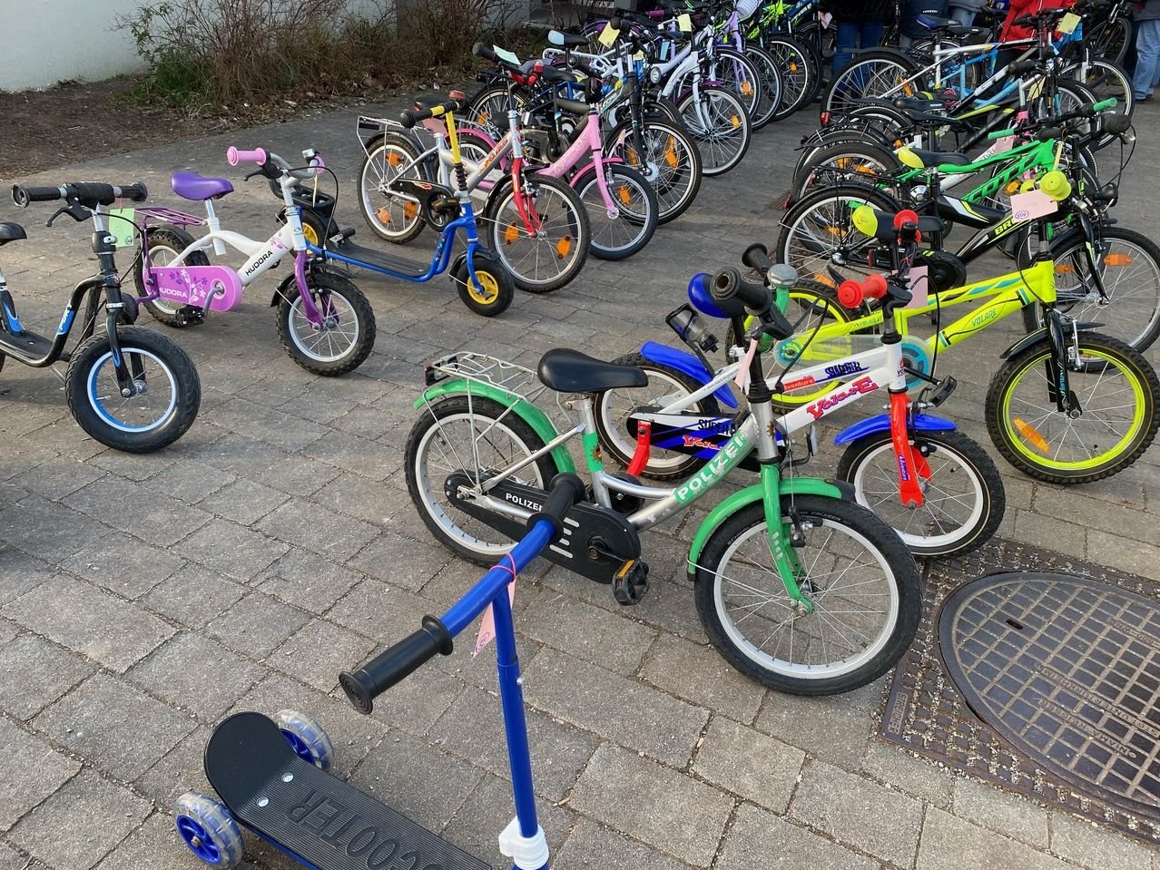Kinderfahrräder auf dem Schulhof
